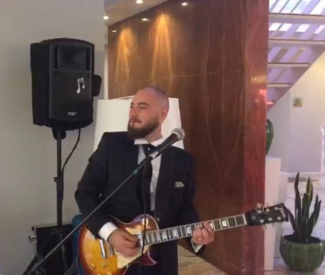 NicolaLampitie's tweet photo. Questa volta lo sposo sono io ma non mollo la postazione 🤣🤣🤣 hahahahaha #wedding #followers #weddingday #like4like #matrimonio #losposo #live #gibson #gibsonlespaul #livemusic #nicolalampitiello #summani #fourtips https://t.co/z9xwjqROSs https://t.co/lEzROvDpsq