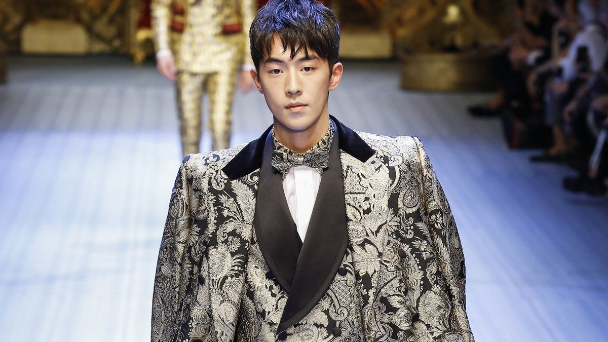 VogueRunway's tweet photo. Naomi Campbell closed out the @DolceGabbana show in a dapper pinstripe suit and fedora, showing the rest of the millennial models and It boy cast how a supermodel works the runway: https://t.co/FxwsSMgnHP https://t.co/BS2OqCQmG6