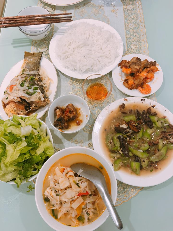 nguyentrang2312's tweet photo. 7h tối mới đc ăn bữa cơm đầu tiên trong ngày.. đúng số khổ ko ? Cơm e nấu đới 😋😋😋 ngon cực kì https://t.co/yd8IJMOSCV