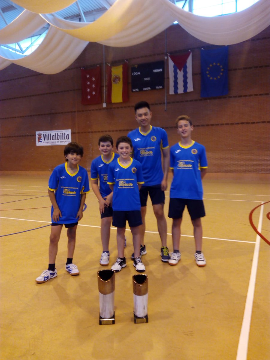 Jugadores de ALCORCON TM con los trofeos de Campeones de liga de grupo 3a  y ascenso a segunda territorial y Subcampeones de su grupo 2a territorial. ENHORABUENA.