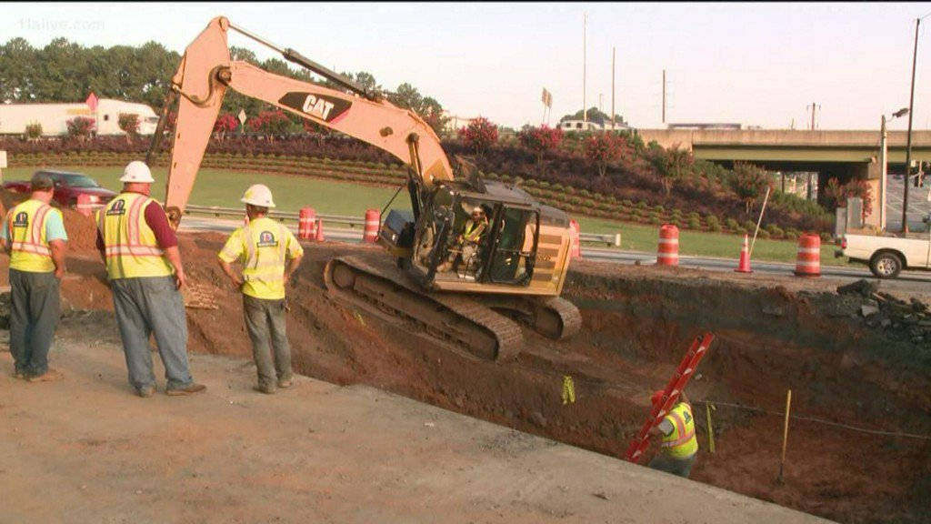 285/41 sinkhole repairs continuing through the day on Sunday on.11alive.com/2ykWPNK https://t.co/XxZLvlGmqa