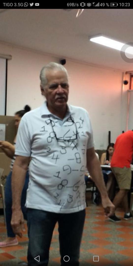 juan_alies's tweet photo. LABOR PERSUASIVA: NO AL FRAUDE EN CARTAGENA
Con este suéter alusivo a una de las formas de fraude electoral del día 27 de Mayo, he conversado con los  Jurados de 110 mesas de votación en 3 puestos de la ciudad, exigiéndoles respeto por las reglas de la democracia. https://t.co/GrnuzgIwzR