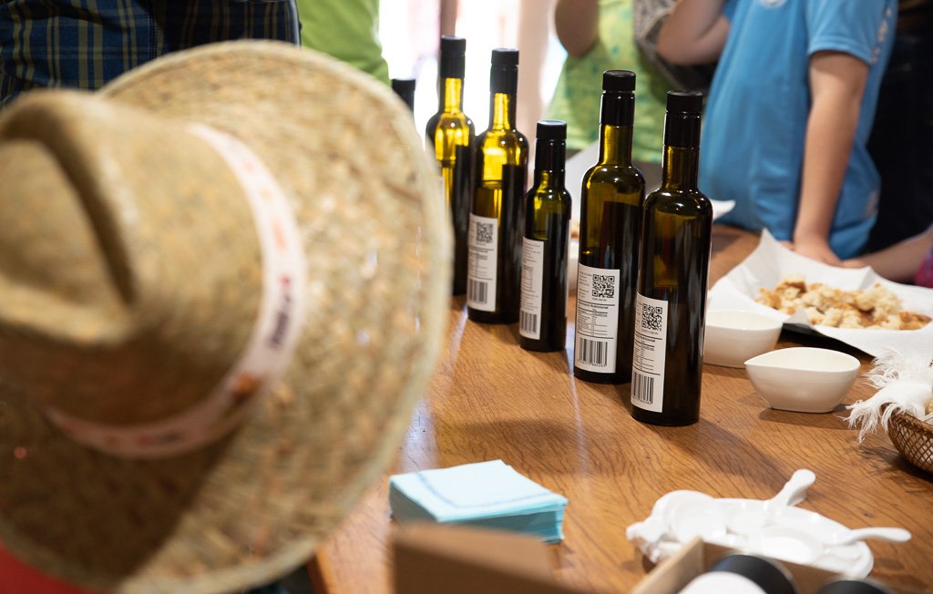 BenvingutsPages's tweet photo. Segur que si vas fer #Benvingutsapagès18 vas tastar i fins i tot comprar productes directement del pagès.
I si vas visitar #MasAuró a la comarca del #Pladel'Estany potser fins i tot vas comprar els seus olis... https://t.co/pnWZPMTPzZ