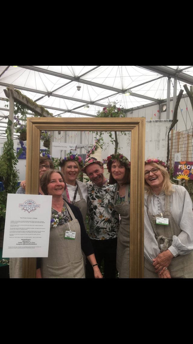 Lovely to see the wonderful <a href="/jpmoseley/">Jonathan Moseley</a> on <a href="/Flowers_ft_Farm/">FlowersFromTheFarm</a> stand at <a href="/BBCGWLive/">BBCGWLive</a> today great to meet you and talk flowers #hopeandgloryflowerco