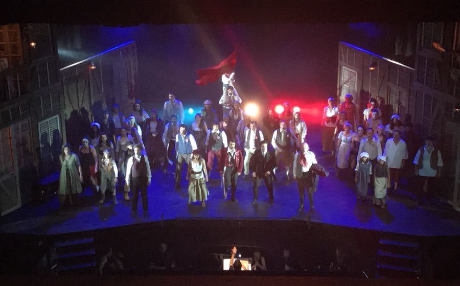 ... i final! Emocionats, hem baixat el teló de l'última representació dels #MiserablesSala. Amb el teatre ple i el públic dret. Moltes gràcies a tots els que ens heu vingut a veure, al setembre hi tornarem!
📸 <a href="/annamontasell/">anna montasell</a>