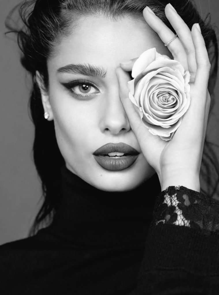 Hay que regocijarse de que las espinas estén recubiertas de rosas. 

    ━━━━━━━━━━━━━━━━━━━━━━━━━━

               ⚘ Perséfone Rose Anderson.