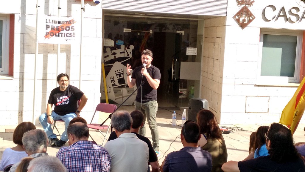 martorell_erc's tweet photo. Avui en @gabrielrufian. Al carrer obert a fer preguntes, a menjar-se les banderes i explicar els dubtes que la ciutadania tenim. A Castellví de Rosanes #FemPoble @Esquerra_ERC @ERC_BaixLlobreg @capdevilajoan @ https://t.co/acXVz0LTrv