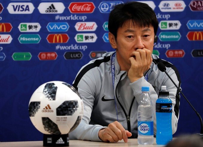 AlbertOrtegaES1's tweet photo. El entrenador de Corea del Sur en la previa al partido del debut vs Suecia: 

“He cambiado los dorsales durante los últimos amistosos y los entrenamientos para que los rivales se confundan con nuestros jugadores. Sé que para los europeos es difícil distinguir a los asiáticos”. https://t.co/APzvnVriBT