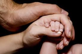 He aprendido que cuando un recién nacido aprieta con su puño por vez primera el dedo de su padre, lo tiene atrapado para siempre. #PadresCorazónDelPueblo