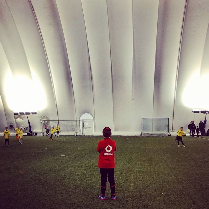 BorealTravel's tweet photo. Los chicos y chicas islandeses juegan a #fútbol todo el año, sea cual sea el tiempo,  en campos cubiertos como este de #hveragerði (por cierto, estructura de aire). Esa es una de las claves del actual éxito de su selección 😉⚽🇮🇸
#áframísland #mundialboreal #islandia #gol … https://t.co/hQxzQ7gHNB