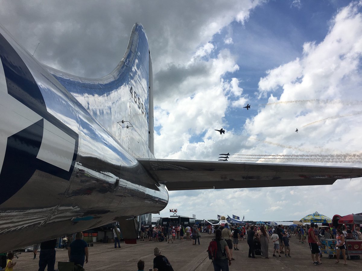 B29DocsFriends's tweet photo. Great show, @BlueAngels — it was a pleasure to see you at #CVAS18 #B29Doc #DocTour https://t.co/ipLGu4O8Wu