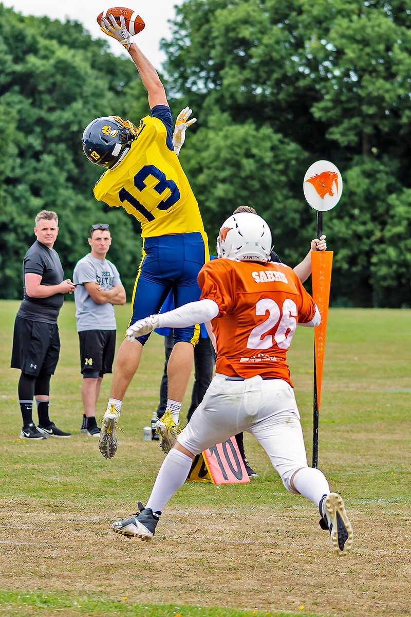 Red_E_Read's tweet photo. @NorwichDevils visiting @EESabres - I thought this was a great inbounds reception, but it was called out of bounds.  Still a great catch though! https://t.co/TlYcewU6bj