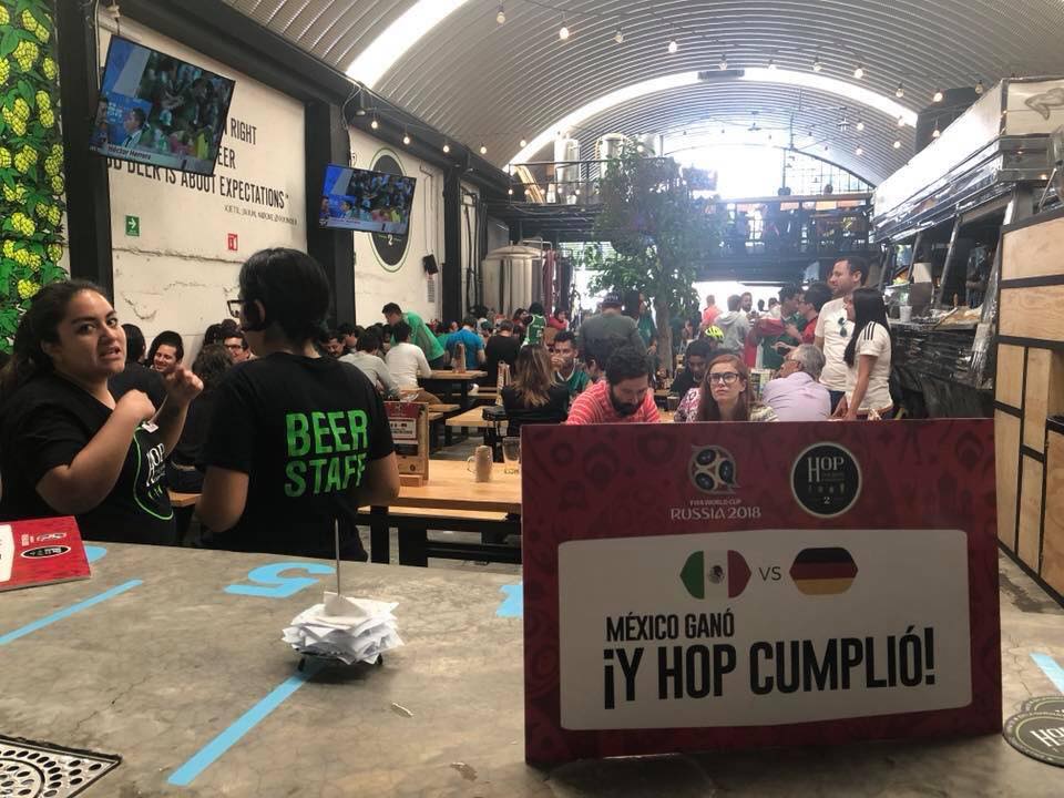 LupulinaPDB's tweet photo. Para 150 personas la victoria de México se festejó por duplicado, ¡entérense de cuánto pagó el Hop 2 por la derrota de la Selección Alemana! 🍺⚽🇲🇽 https://t.co/K8XoDovI12 @hoptbe #MexicoVsAlemania #CuentaGratis #craftbeer #Ángel #beerlovers #beer #beerpeople #VivaMexico https://t.co/149iAJYDHm
