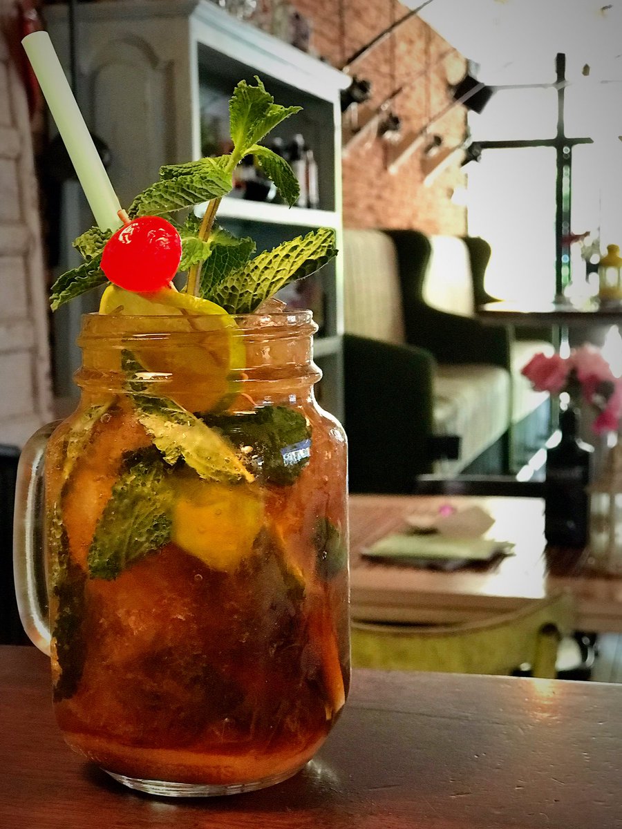 El rey de los cocteles en las tardes del #zielo es, sin duda, nuestra versión del mojito. Gajos de Lima fresca, azúcar blanco, azúcar moreno, zumo de limón, hierbabuena, ron blanco y agua de soda en sifón a tope. Pintaza no??
#Leonesp