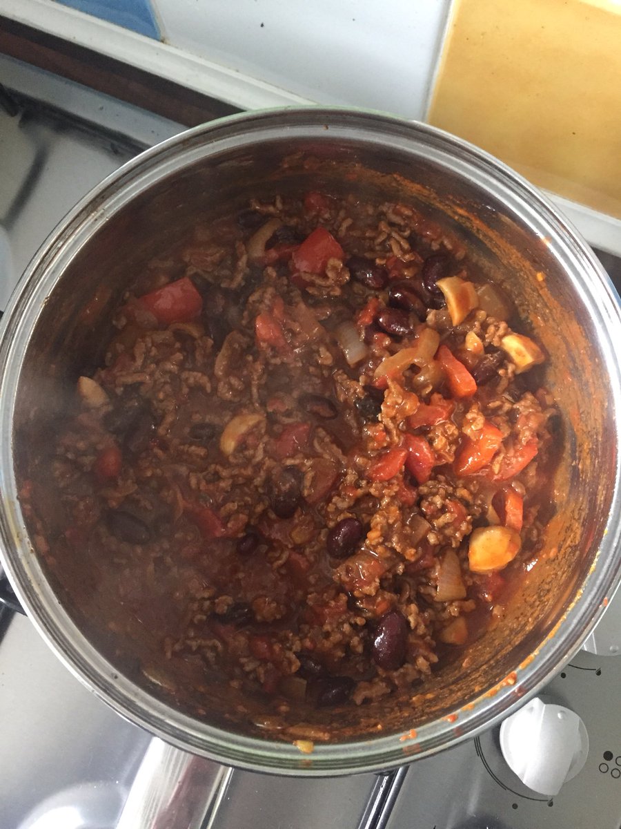 Dating_Sharing's tweet photo. One giant pan of chilli almost ready for dinner...lunch...dinner...lunch...dinner #thejoysofbeingsingle https://t.co/ZLKsPWahHp