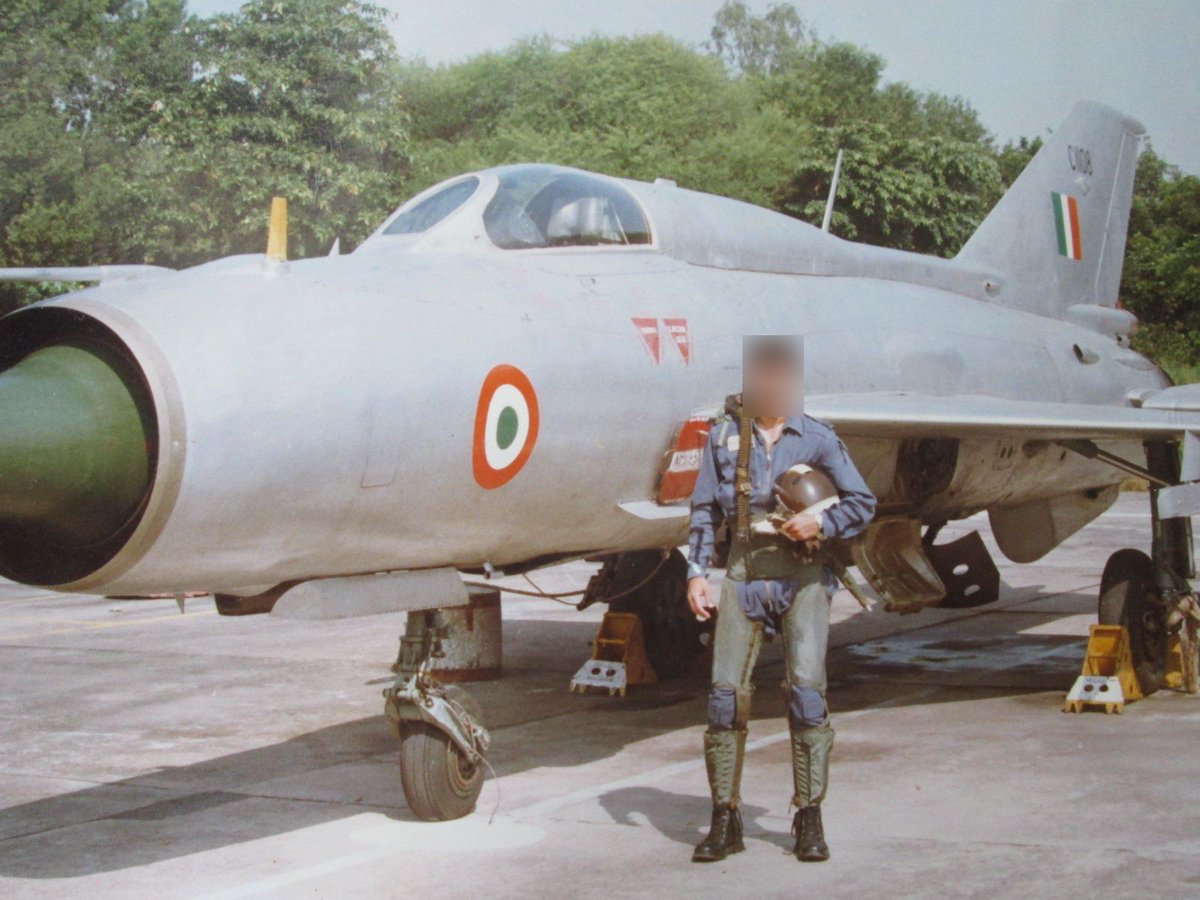 ruskievityazi's tweet photo. Seen fresh out of AFA & ready for Stage 3 fighter aircraft flying training is my pop, posing next to his ride- the venerable #MiG21|FL #Type77 aircraft..
This must have been around 1988-'89 when MiG Operational Flying Training Unit #MOFTU (Bravo Flight) was based at Tezpur (1/n) https://t.co/wzOYFAGgHU