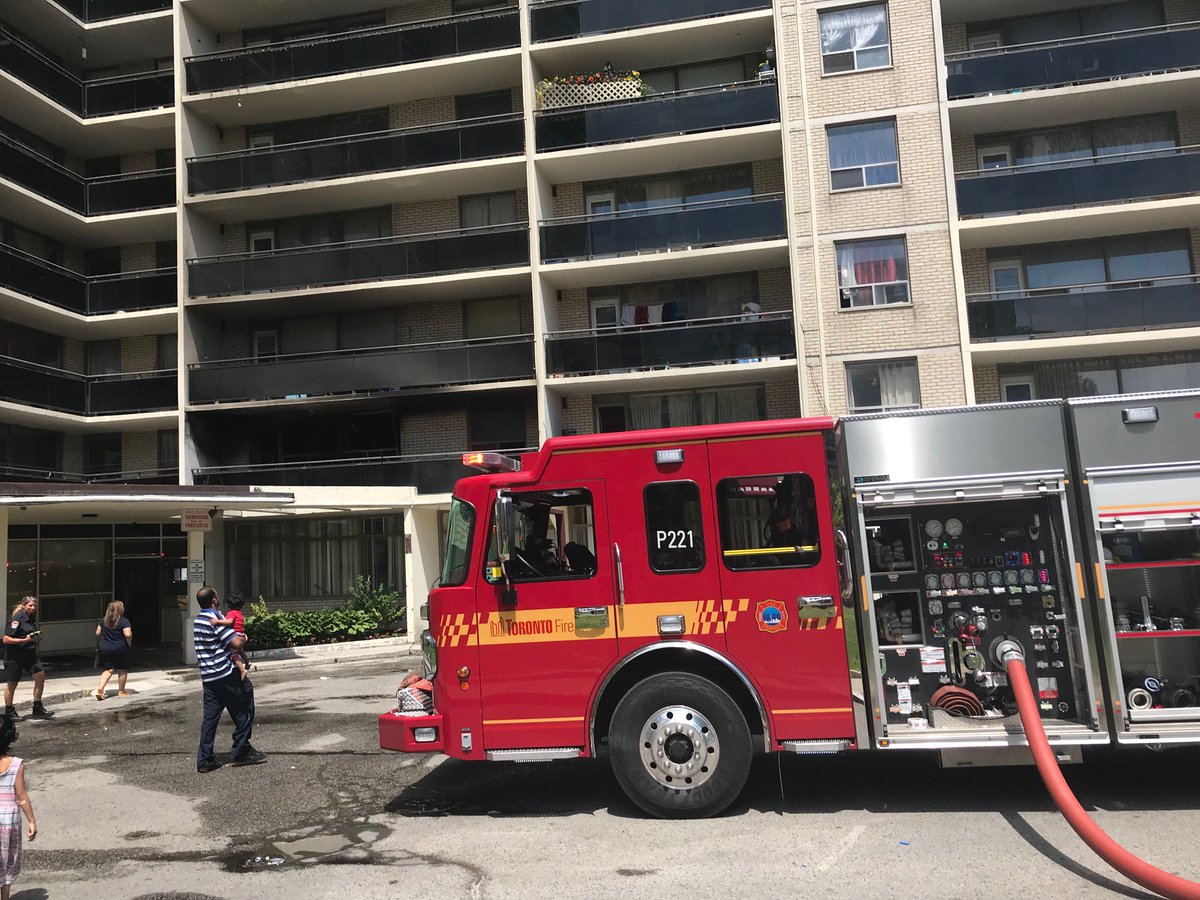 Woman suffers critical injuries in Scarborough apartment fire. READ MORE: ow.ly/tUXZ30kxan0 https://t.co/9aojUkUivD