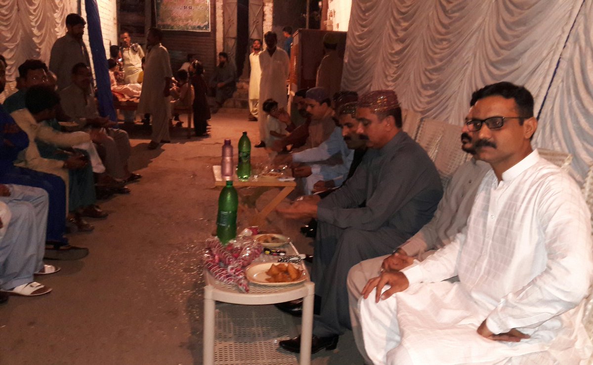 SYEDFAYAZALISH8's tweet photo. Shakeel Bhai Mohla Commettie 51,52 City Hyd Ki Taraf Se Eid Ul Fitar Kai Pehle Din Tea Party Ki Dawat Per.
At Behns Piree. https://t.co/eUdHBvrGOa