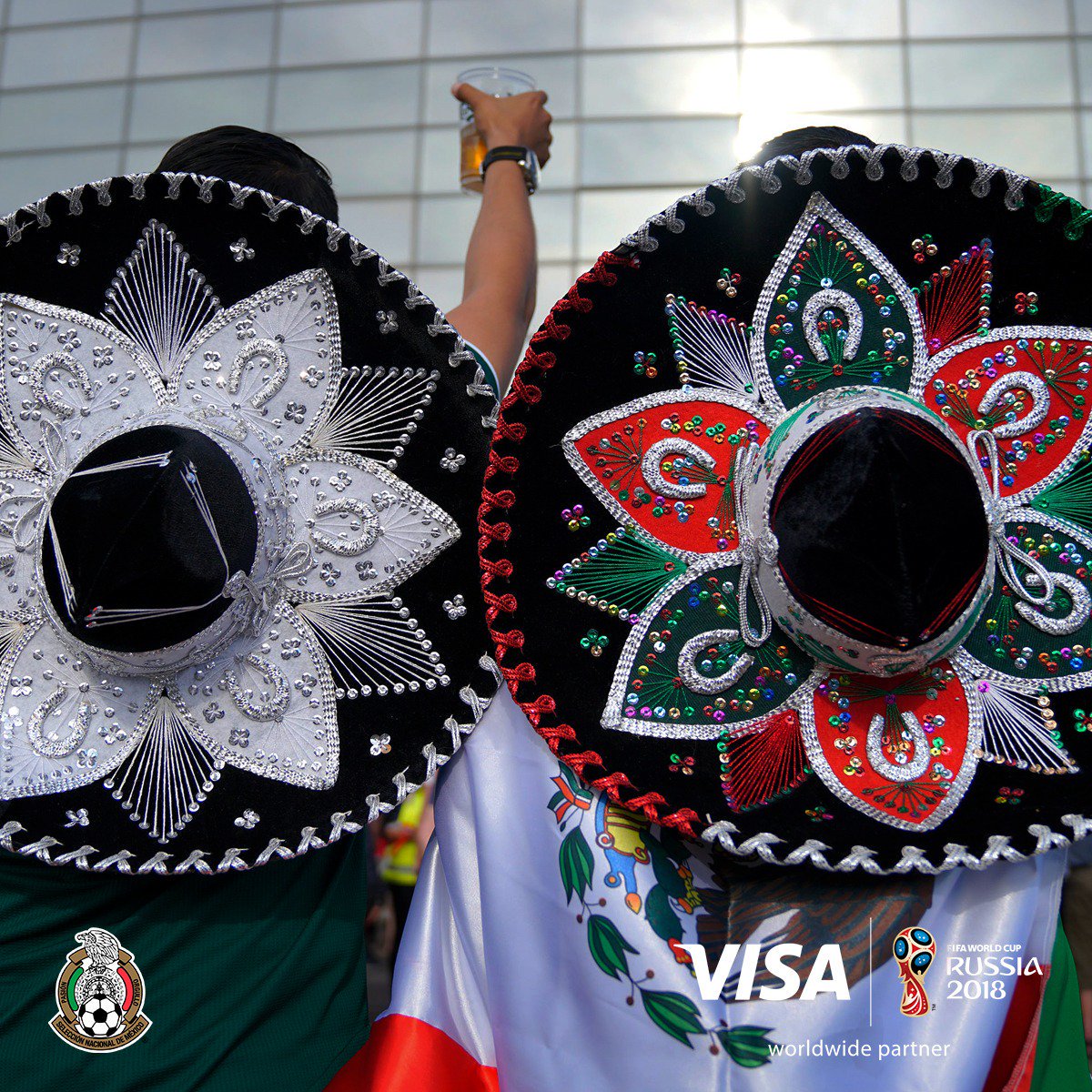 VisaMX's tweet photo. Cuando México está unido, se siente. ¡Todos estamos contigo @miseleccionmx! #VamosMéxico #NoTePierdasNada https://t.co/8UEUkrdO2R