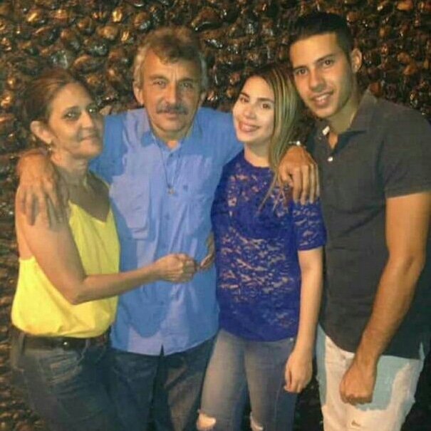 FELIZ DÍA DEL PADRE!!! Desde mi humilde hogar deseo que mi Dios todo poderoso siga iluminando el alma y los corazones de aquellos hombres y mujeres que honran con su actuación diaria el significado del ser PADRE, COMO LO HICIERA AQUEL HUMILDE CARPINTERO LLAMADO JOSÉ.