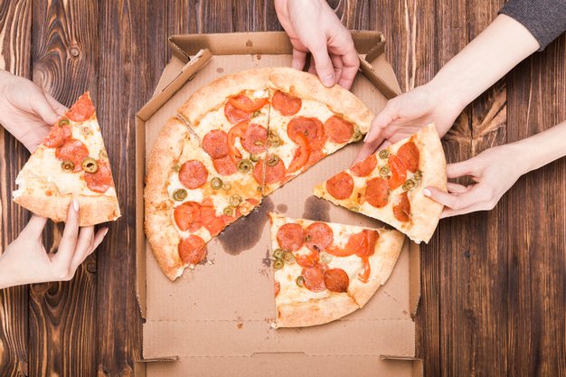 3 кусочка пиццы. Пицца в руке. Кусок пиццы в руке. Кусочек пиццы. Пицца ручная.