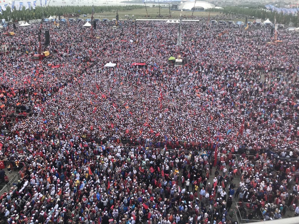 26.Dönem Milletvekili arkadaşlarım ve İl Başkanımızla birlikte <a href="/BA_Yildirim/">Binali Yıldırım İletişim Ofisi</a> Beyin Elazığ Mitingine gelişinde Emniyet Müdürlüğü arsasının Millet Bahçesi olması yönündeki talebimiz karşılık buldu. Sn.Cumhurbaşkanımız <a href="/RT_Erdogan/">rt_erdogan</a> Elazığ’a Yenikapı Mitinginde müjdeyi verdi. <a href="/Akparti/">AK Parti</a>