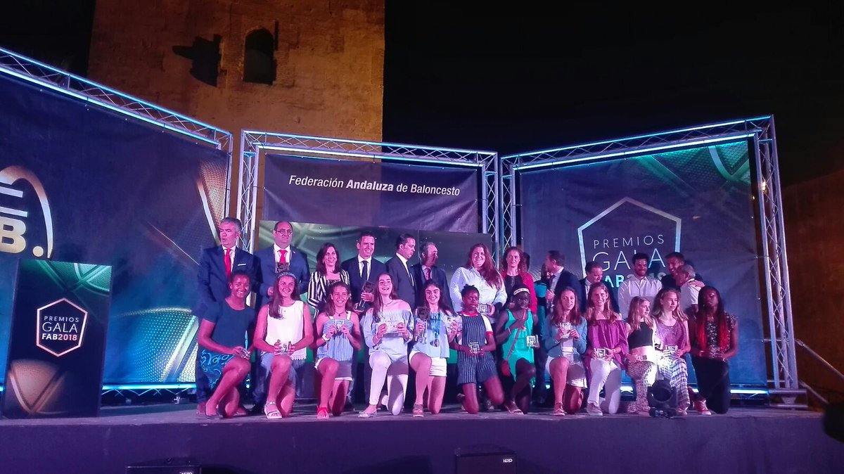 EBGMALAGA's tweet photo. Ayer nuestras Marina y Ángela recibieron el reconocimiento en la #GALAFAB2018 por su 🥇 en el #PlanetaMini2018 con la selección @FAB_Andaluza 👏🔝
¡Enhorabuena chicas! ¡Orgulloso de vosotras! #SomosEBG 💚🏀💪 https://t.co/qU0XAea26s