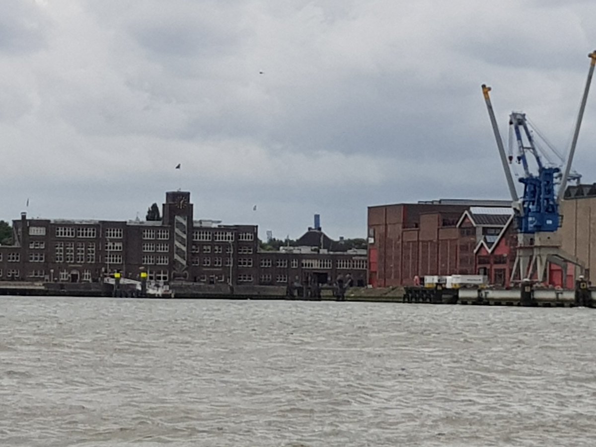 marian070249's tweet photo. In #Heijplaat varen we langs @RDMRotterdam waar ik eerder deze week een sociaal media event bijwoonde van @FIXX_co
#haventrots
@MustSee010 @maritiemmuseum #Volharding1 https://t.co/BbCwBmHXxm