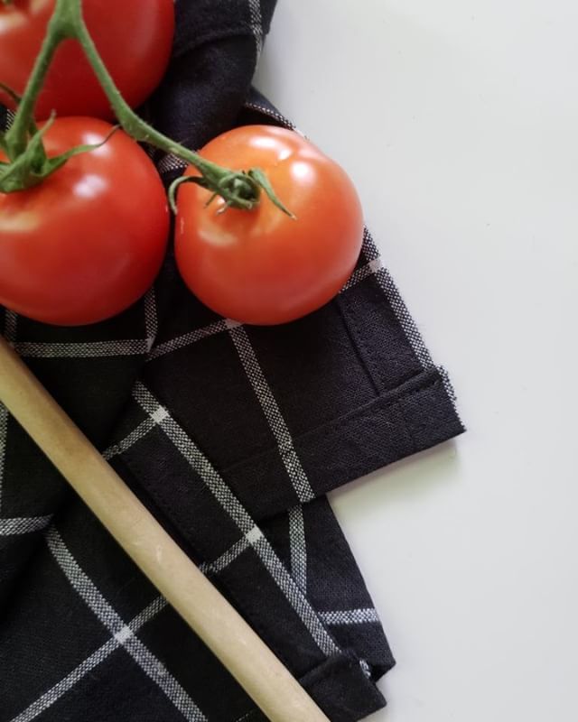 Tomatoes just taste better in the summer.

#sundayvibes #tomatoes #summer #summerlove #teatowel #linenlove
#mydomaine #kitchenbeautiful #pastanight #sundaysupper #mybhg #theeverygirlathome #woodenspoon #handmadeindenver #blackandwhite #kitcheninspo #inst… ift.tt/2yiXlvT