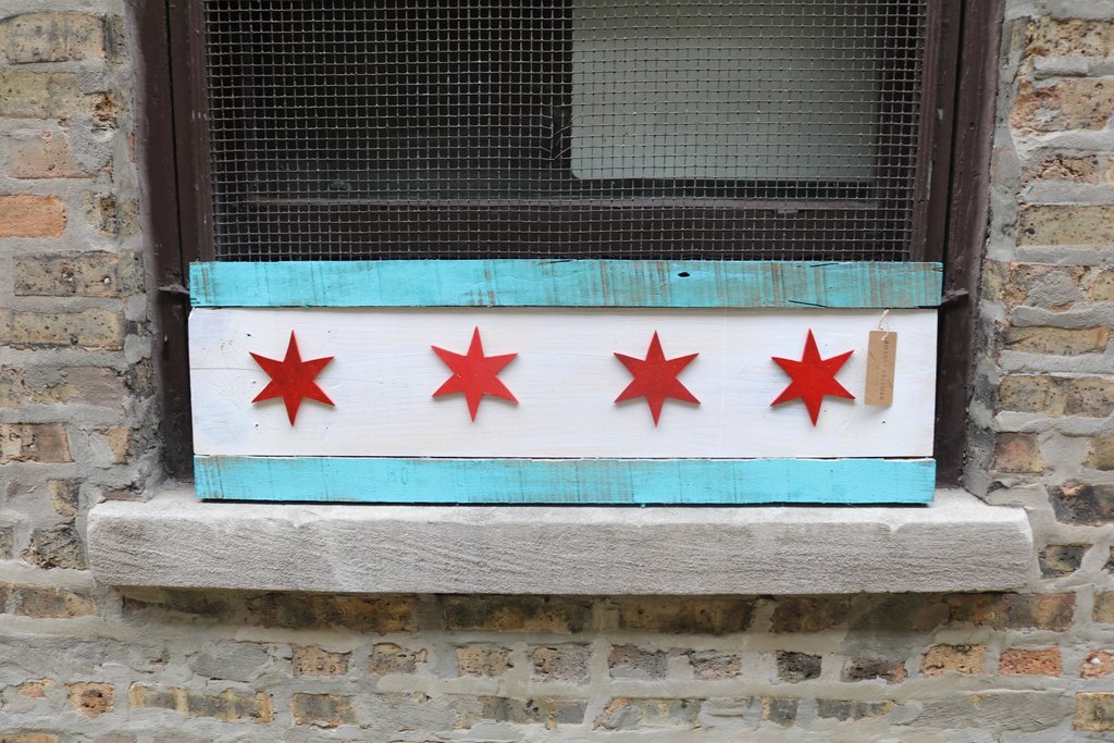 #HappyFathersDay to all you Chicago dads!

**If you’re a bad kid and forgot to get a gift, we’re open until 5pm! 😏

(Chicago Flag by Amanda Freeman)