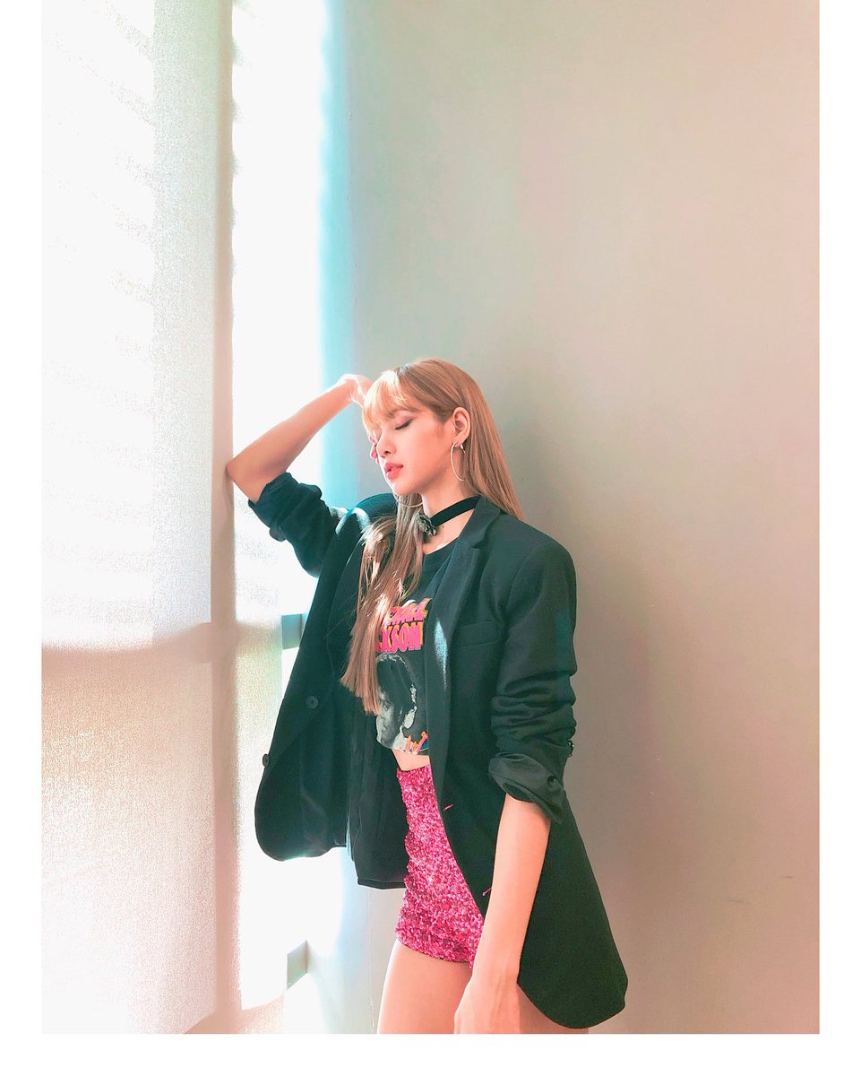 BLACKPINKCNTRAL's tweet photo. [ lalalalisa_m ] 

#BLACKPINK #LISA #DDUDUDDUDU #블랙핑크 #리사 #뚜두뚜두 Hi everyone!!~ Thank you so so much for all the support. https://t.co/rfp3AiH5P9
