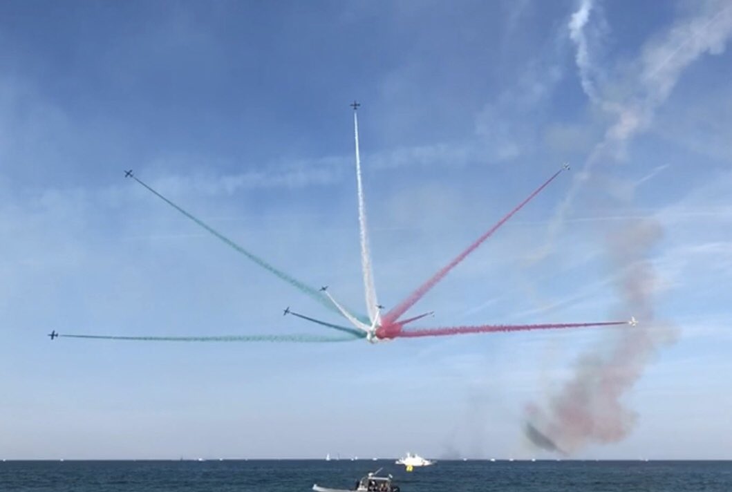 FrecceTricolori's tweet photo. L’emozione della #ScintillaTricolore della Pattuglia Acrobatica Nazionale accende l’entusiasmo del litorale di #Pesaro #Airshow2018 #FrecceTricolorinelCuore @ItalianAirForce @TgrMarche https://t.co/GDgVm7xYZL