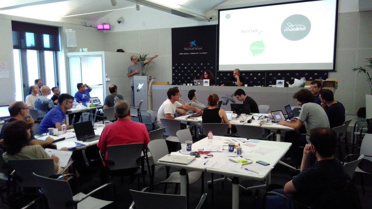 ttncat's tweet image. Xavi presenta el resultat del dia de VE tracking per localitzar i compartir vehicles electrics a la #hackaton_ttncat