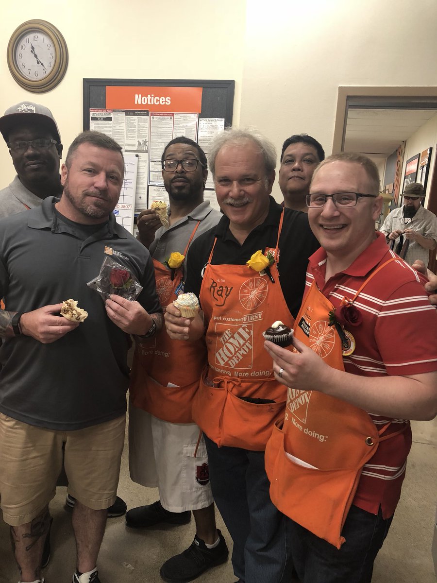 SteinmanApril's tweet photo. Made a special trip in today to celebrate our Dad’s with boutonnière’s and cake in a cup cupcakes! Happy Fathers Day! @dcbellah @McFarrenGary https://t.co/lXLNYOBYJa