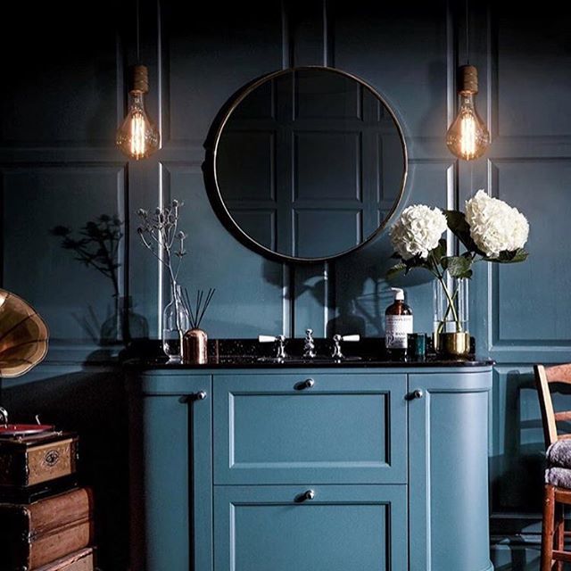 Such atmosphere! @bayswaterbathrooms Love this? Share yours too! Go to greenandmustard.co.uk/get-involved or just tag us in and I’ll repost as many as I can👍 can’t wait to see them!!! #stiffkeyblue #farrowandball #darkblue #bluewalls #interiordesign #int… ift.tt/2LY6CeA