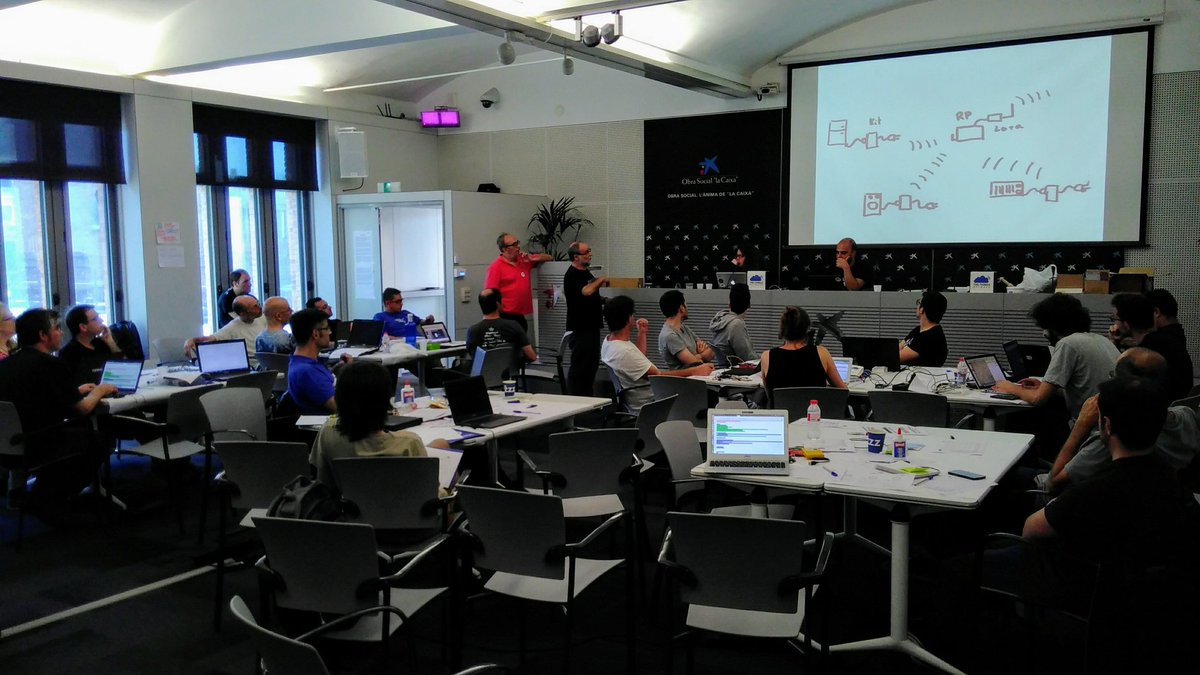 ttncat's tweet image. Josep i Josep Maria presenten "Conscient Cost", una barreja de #CanGuifi amb #LoRa per enviar dades agregades i alarmes, a la #hackaton_ttncat