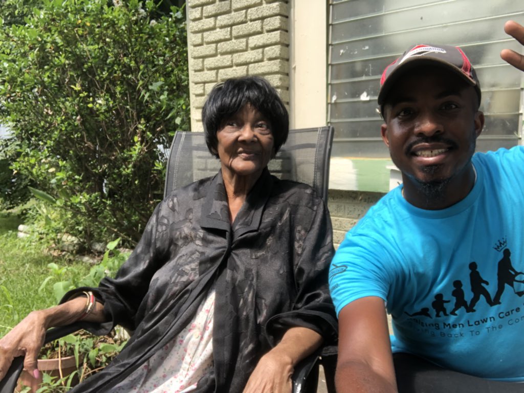 iamrodneysmith's tweet photo. I had the pleasure of mowing Ms.Collins lawn for her in Little Rock,AR . She’s 94 years young and funnier than any comedian you will ever meet . Making a difference one lawn at a time . https://t.co/e0SzTgasPE