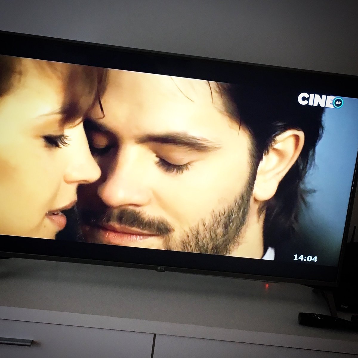 Entre partido y partido del #Mundial2018 nada mejor que una película romántica:
Ya <a href="/SolosEnLaCiudad/">Solos en la Ciudad</a> por <a href="/CINEAR_/">CINE.AR</a> 
¡No se la pierdan!

@cablevisionfibertel 40/299
<a href="/telecentro/">telecentro</a> 33/400
<a href="/directvla/">DIRECTV LatinAmerica</a> 512
#TDA 22.4

<a href="/FelipeColombo/">Felipe Colombo</a> <a href="/sabrygarciarena/">Sabrina Garciarena</a> <a href="/santiagocaamano/">Santiago Caamaño</a> <a href="/catherine_fulop/">Catherine Fulop</a>