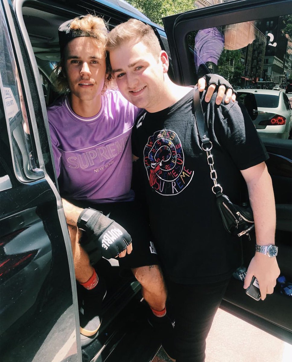 yourbiebernews's tweet photo. Justin with fans today in New York (June 17) https://t.co/is4twbQgxN