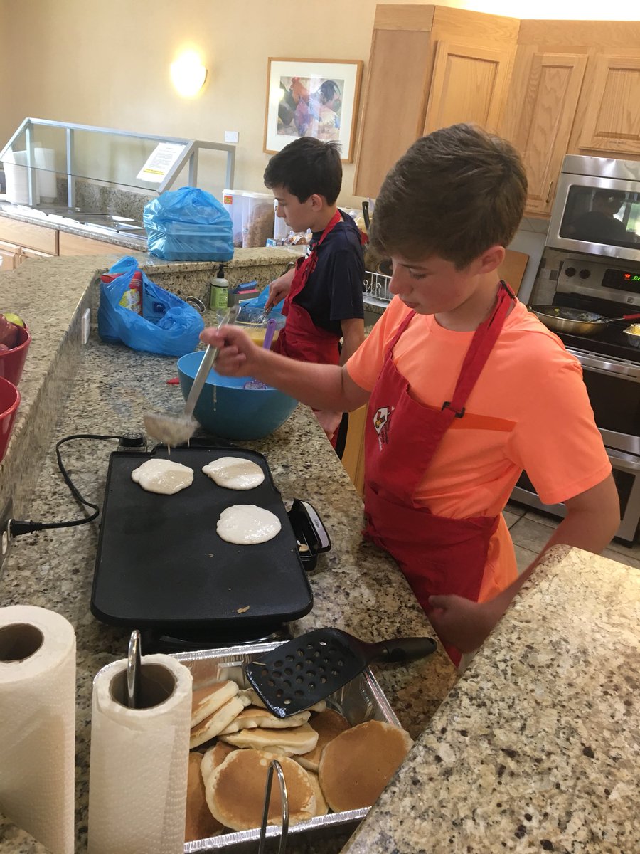 ChagrinClub's tweet photo. Thank You to this small crew serving on Father’s Day! #RealizeU #cfevs #cookserveclean #chagrinfallsbreakfastclub @CAABoysLacrosse @ClevelandRMH https://t.co/x07z47GSje