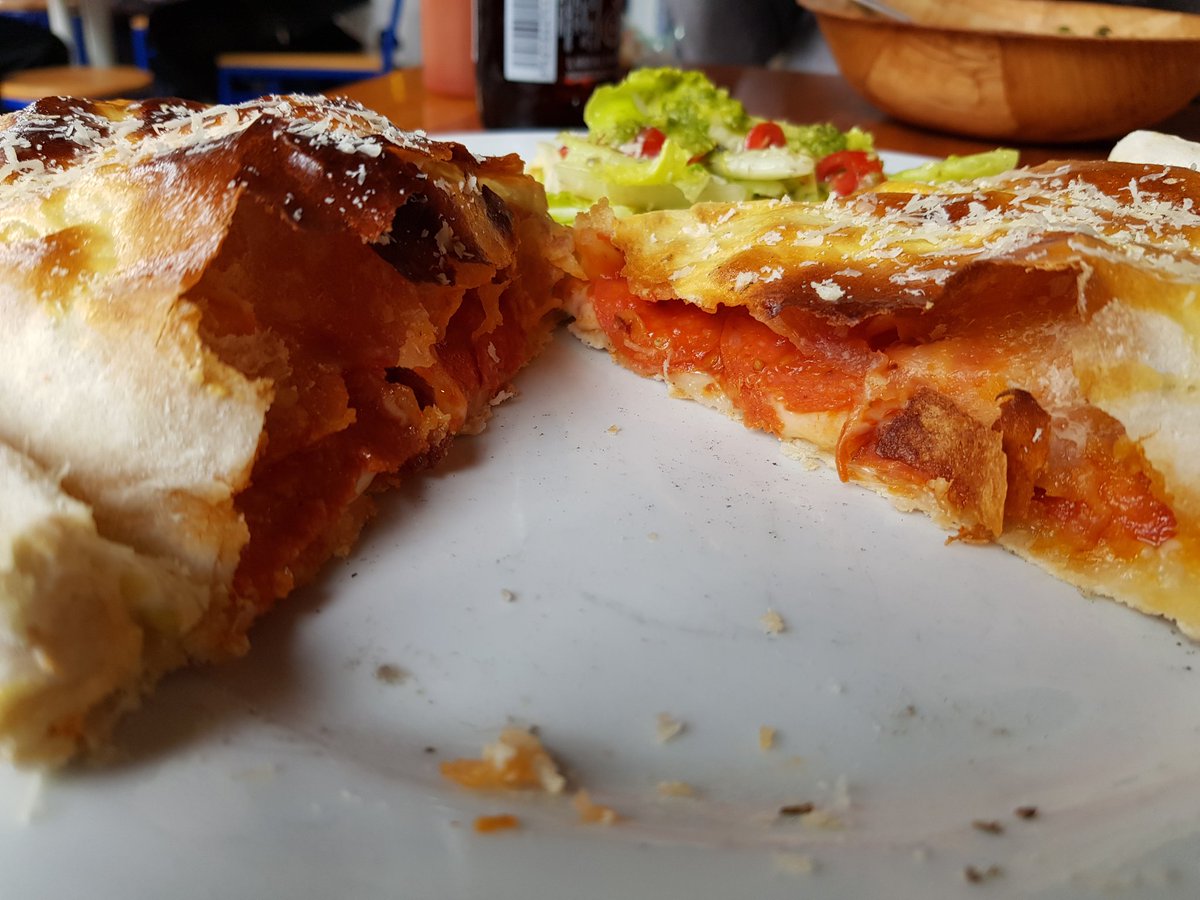 Calzone de Peperoni al horno, de In Pietra Pizza,Pasta,Vino #foodie #mesaparatodod#mesanapoles  <a href="/mesa_napoles/">Mesa Nápoles 🍴Food Market🍴</a>