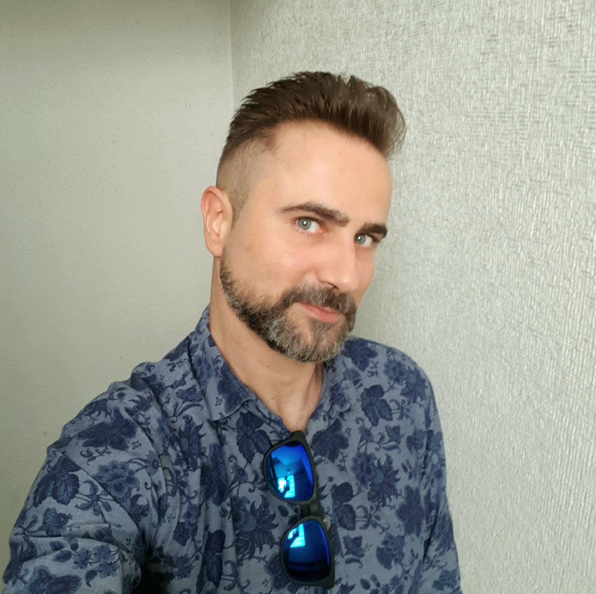 Mubete's tweet photo. Corte de pelo tras pasar por las expertas manos de @GRUPOAIRES 💇🏼‍♂️💆🏼‍♂️. Podéis ver el resultado final con barba y sin barba en mi cuenta de Instagram 😜 #selfie #haircut  https://t.co/WNklE5WyWb https://t.co/ccTMFaRQVs