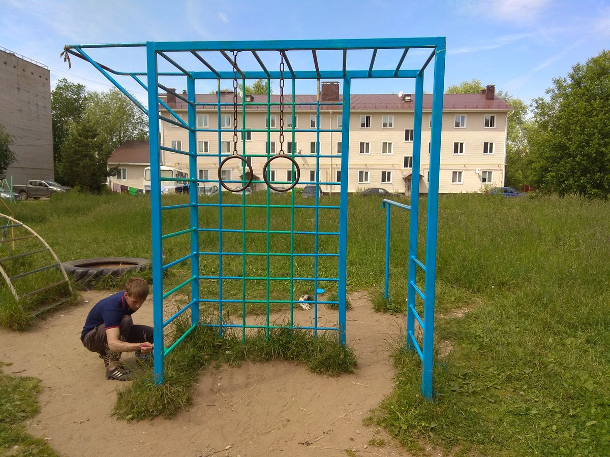 _Alex_Grachev_'s tweet photo. Активисты МГЕР продолжают покраску детских площадок https://t.co/9RwuRl3ynX
