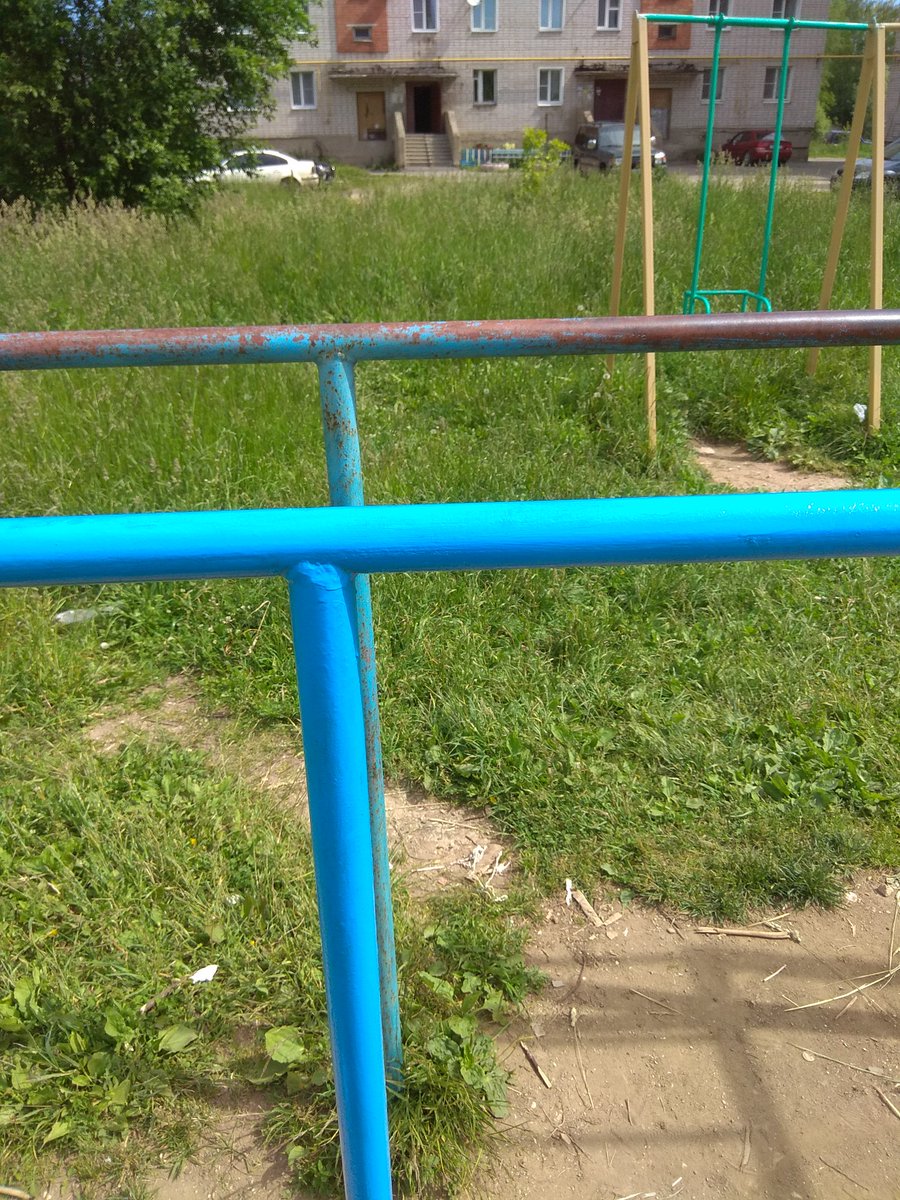 Активисты МГЕР продолжают покраску детских площадок