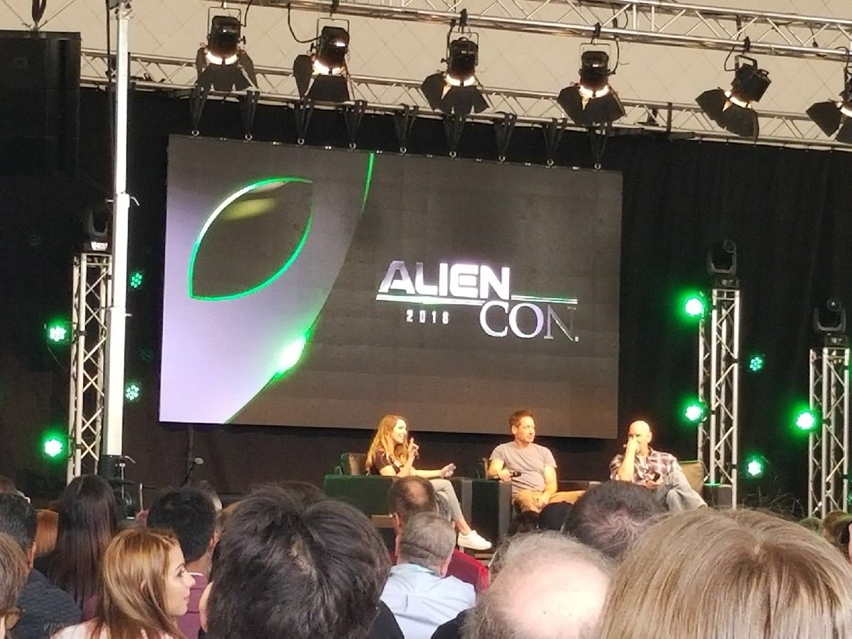 2018/06/17 - David at AlienCon 2018 at Pasadena Convention Center Df6UstiUEAANI-4