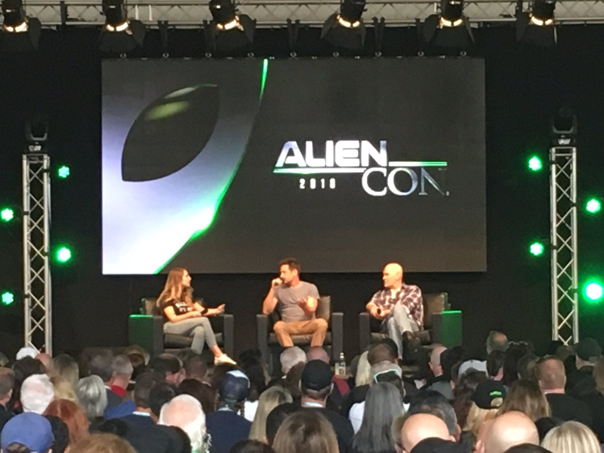 2018/06/17 - David at AlienCon 2018 at Pasadena Convention Center Df6VsHeU8AAYgBe