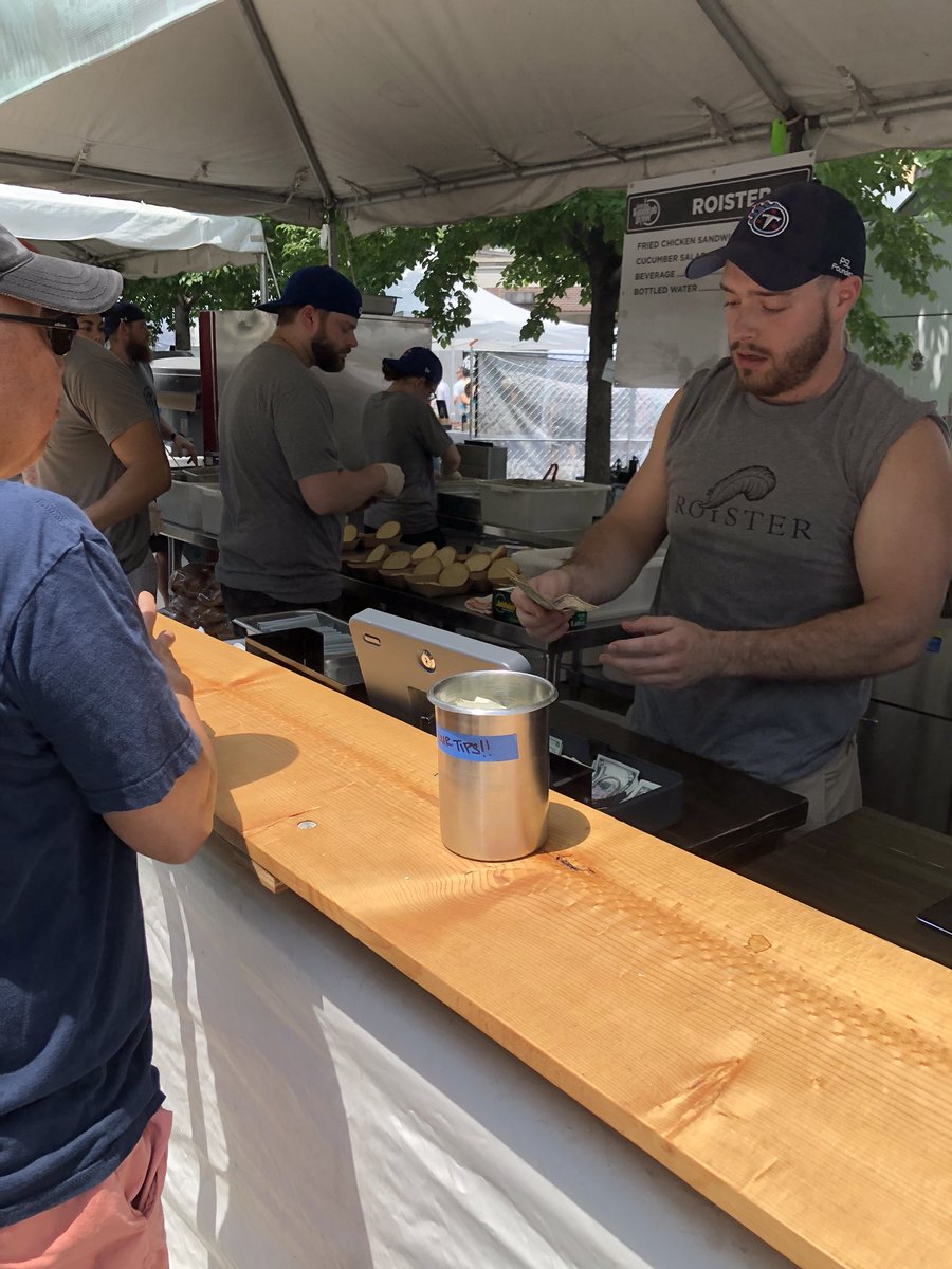 pasadenaupinya's tweet image. When in Chicago for @SHRM one must swing by @tasterandolph to get some of that Chitown flavor #sweaty #TasteRandolph #Movember #shrm18