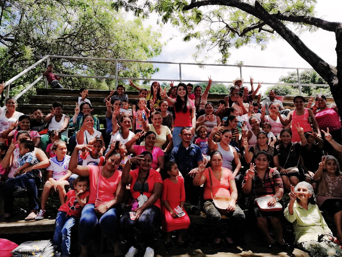 SobeydaAndino's tweet photo. Hoy compartí con Madres y Jóvenes del Municipio de La Venta, donando útiles escolares y uniformes de football, agradezco el apoyo y el cariño y espero llevar mas ayuda tanto en proyectos como en proyección social, los llevo en mi corazón ❤️✌️🇦🇹 #VamosPorBuenCamino https://t.co/Y2xLlkyx2P