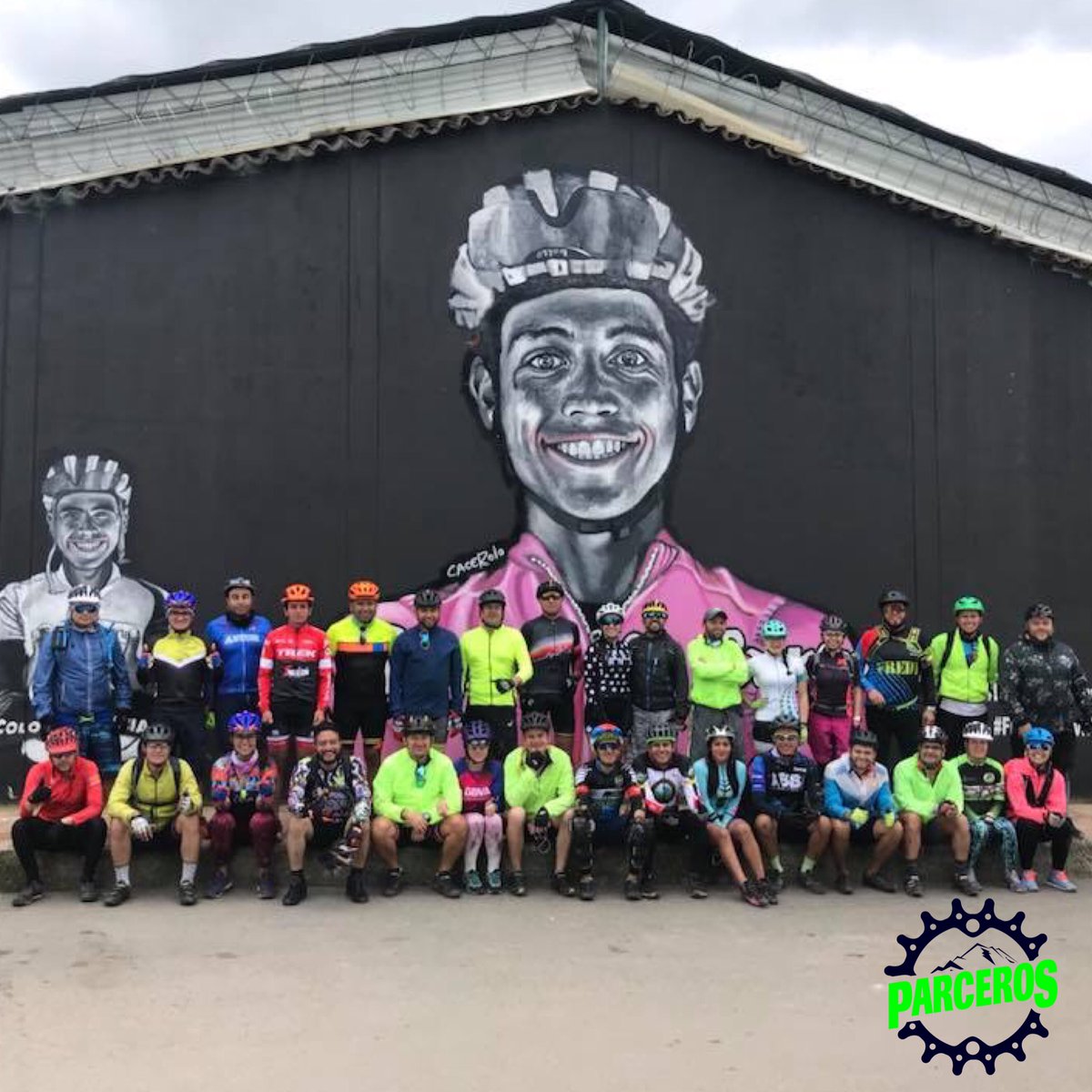 parcerosmtb's tweet photo. Una vez demostrando que los #ParcerosMTB cumplimos nuestros sueños, y je mejor manera de recordarlo que tomarnos una foto en el mural en honor al gran #ChavitoDeAmerica @estecharu en #Tenjo 🚵♀️🚵🏼
#YoSoyParceroMTB #TopSecrect #RutaDominical https://t.co/5TKopv8j4T