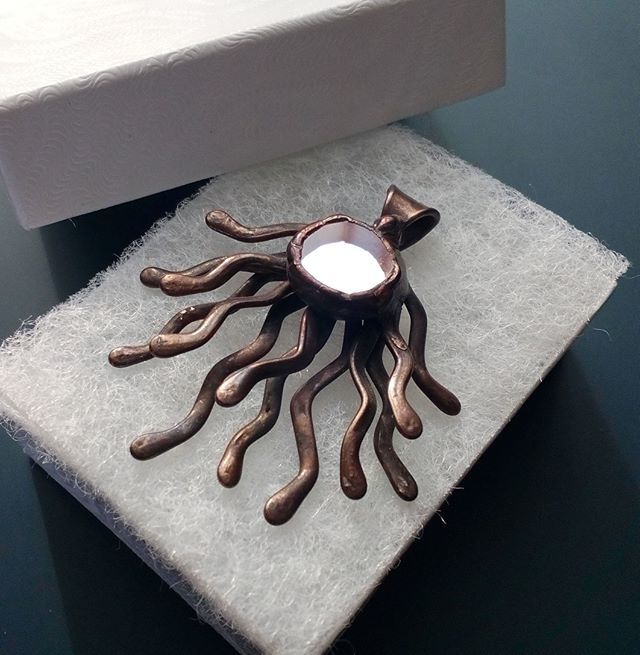 #mirror #pendant #jewelrydesigner #wearableart #fashionart #hetpromo ift.tt/2yjksX2